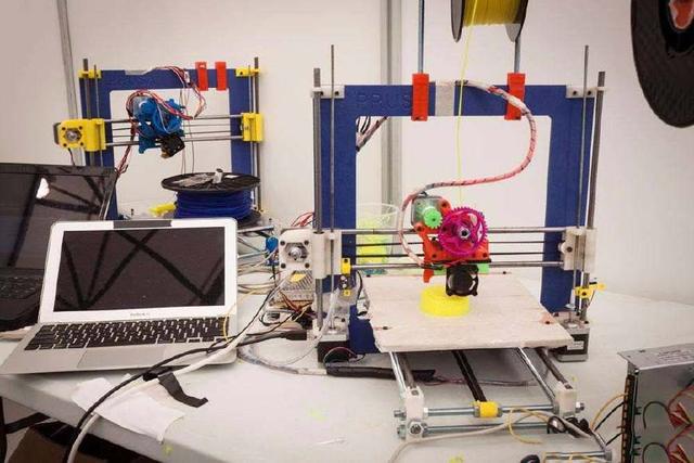 内蒙古科技大学宿舍“微工厂”3D打印创新产品受欢迎
